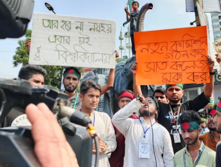 ফের সায়েন্সল্যাবে মোড়ে সড়ক অবরোধ ৭ কলেজ শিক্ষার্থীদের, ব্যাপক যানজট
